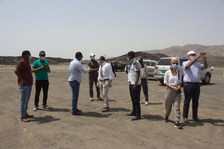 Visite de l&rsquo;ambassadeur de la France Mr Arnaud Guillois sur le site de Lac Assal accompagné du DG de l&rsquo;ODDEG , Dr Kayad Moussa Ahmed