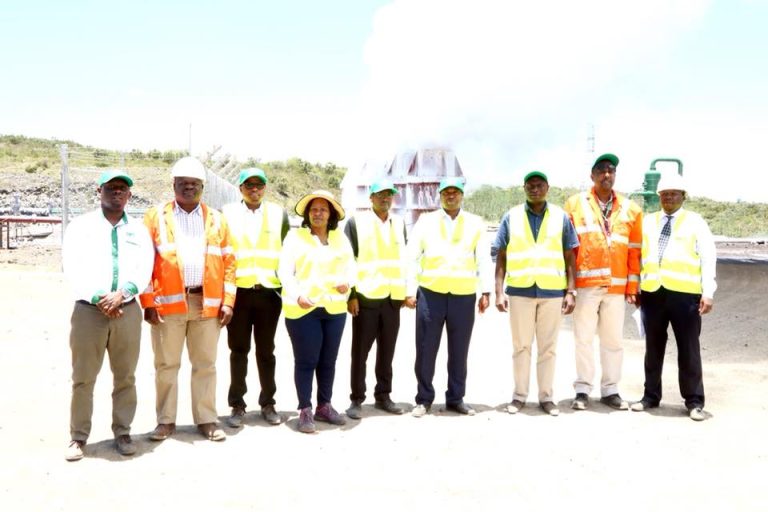 Visite du ministre de l&rsquo;energie et du directeur de l&rsquo;ODDEG Dr Kayad Moussa Ahmed  dans le site de Menengai au Kenya