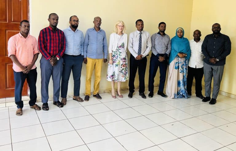 Le directeur général de l’ODDEG, Dr Kayad Moussa Ahmed a reçu dans la matinée du lundi dans les locaux de la direction de l’ODDEG, l’Ambassadrice de la République Fédérale d’Allemagne, Dr Heike Fuller.