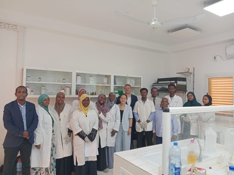 Travaux pratiques en Géochimie : l’ODDEG accompagne la formation des étudiants de l’Université de Djibouti.